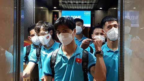 韩美晴忙道：要不就别折腾去床上躺着吃了，我就在这吃两口吧。
